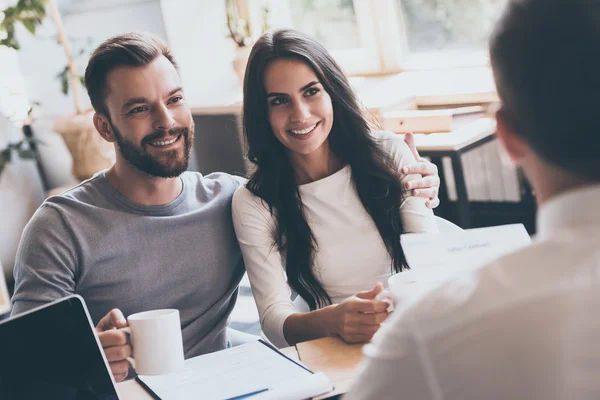 Casal conversando com um consultor — Fotografia de Stock