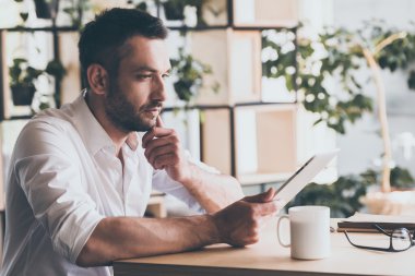 ofis ortamında adam