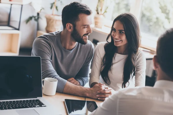 Pareja hablando con un consultor — Foto de Stock