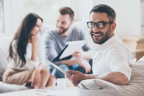 Casal conversando com um consultor — Fotografia de Stock