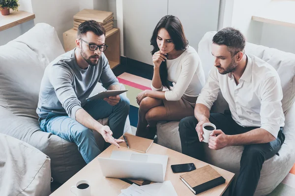 Casal conversando com um consultor — Fotografia de Stock