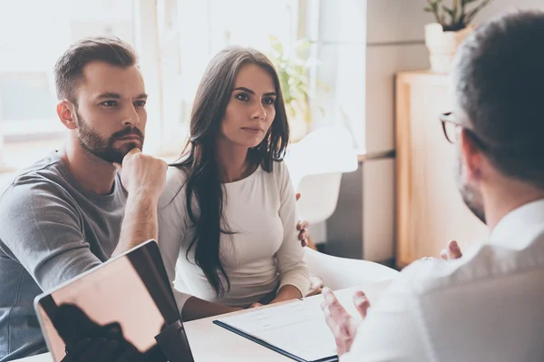 Casal conversando com um consultor — Fotografia de Stock