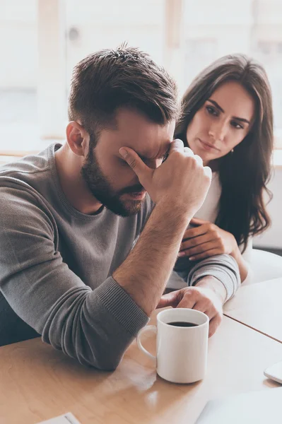 Pareja discutiendo asuntos — Foto de Stock