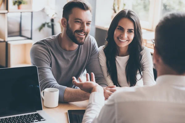 Casal conversando com um consultor — Fotografia de Stock