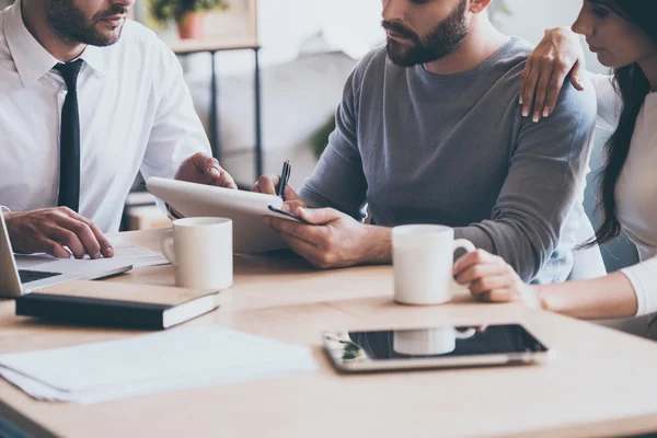 Paar ondertekening van het contract — Stockfoto