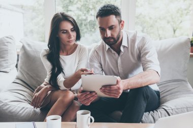 kanepede tablet ile Çift