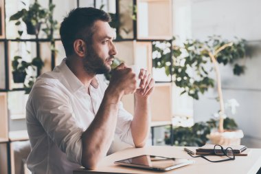 ofis ortamında adam