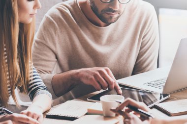 takım projeleri tartışırken işçilerin