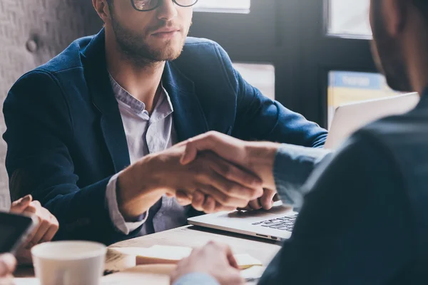 Team von Arbeitern diskutiert Projekte — Stockfoto