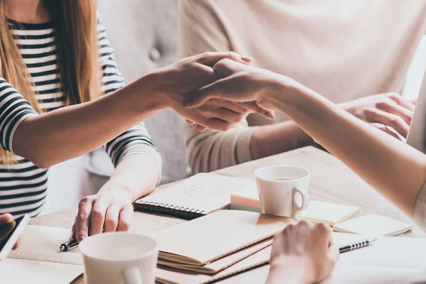 Gruppo di lavoratori che discutono i progetti — Foto Stock