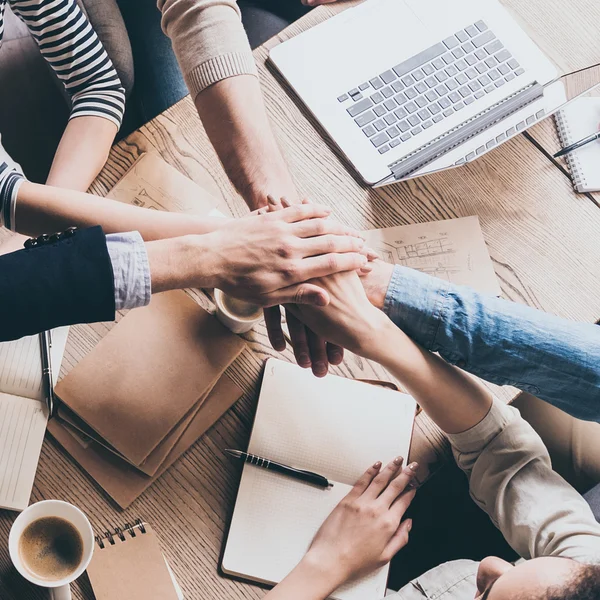 Equipo de trabajadores discutiendo proyectos — Foto de Stock