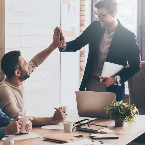 Geschäftsleute geben High-Fives — Stockfoto