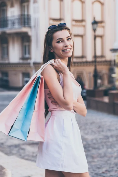 Vrouw met boodschappentassen — Stockfoto