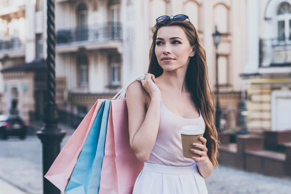 Kvinnan bär shoppingväskor — Stockfoto