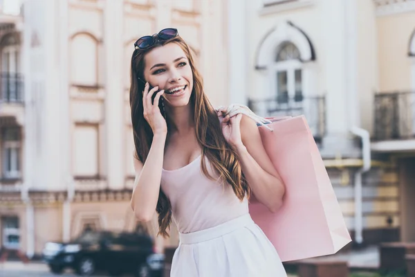 Mujer llevando bolsas de compras — Foto de Stock