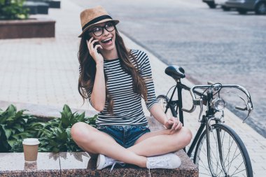 Cep telefonuyla konuşan kadın.