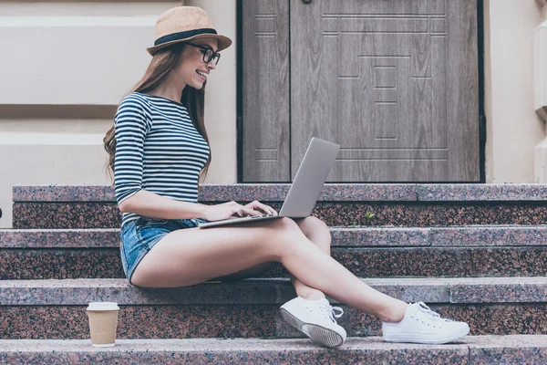 Woman working on laptop — Stock Photo, Image