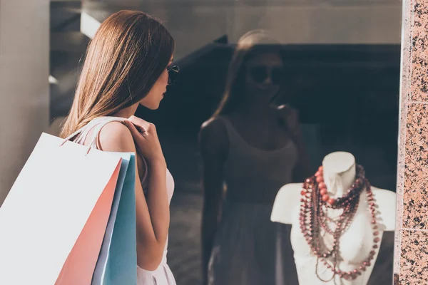 Kvinnan bär shoppingväskor — Stockfoto