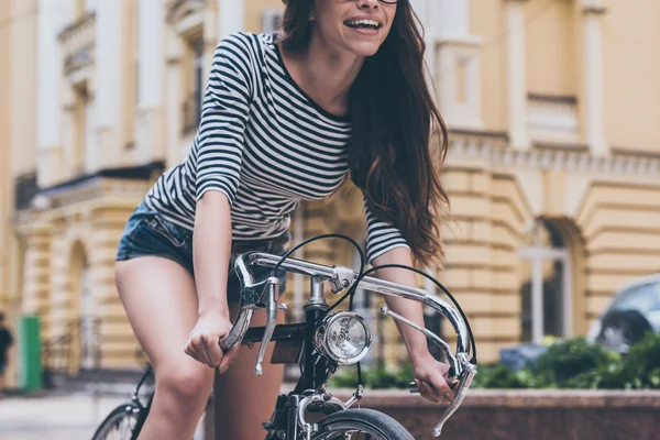 Młoda kobieta na rowerze — Zdjęcie stockowe