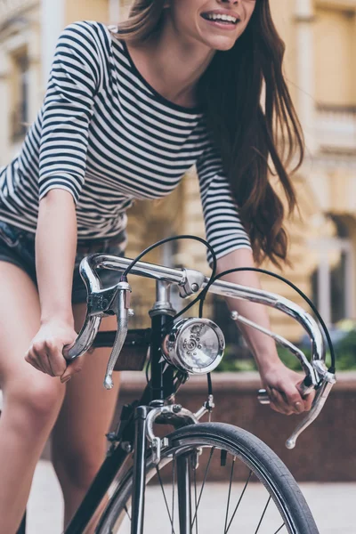 Junge Frau fährt Fahrrad — Stockfoto