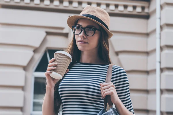 Mujer joven sosteniendo taza de café — Foto de Stock