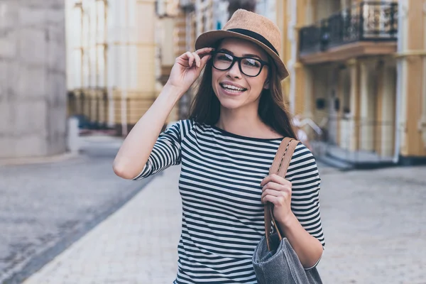 Mujer con bolsa sobre hombro — Foto de Stock