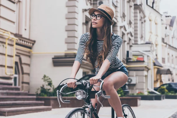 Νεαρή γυναίκα καβαλάει ποδήλατο — Φωτογραφία Αρχείου