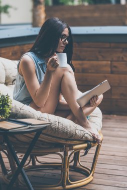 Elinde kahve fincanı tutan kadın 