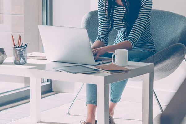 Femme travaillant sur ordinateur portable — Photo