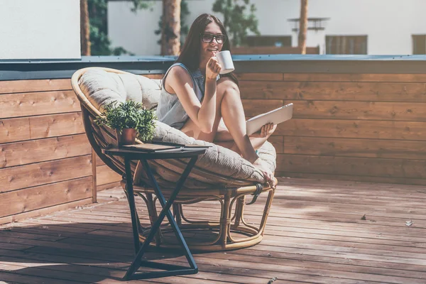 Žena držící šálek kávy — Stock fotografie