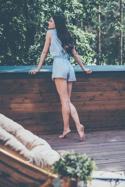 Mulher relaxante em seu terraço casa ao ar livre — Fotografia de Stock