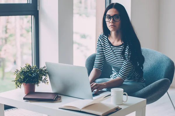 Vrouw werkt op laptop — Stockfoto