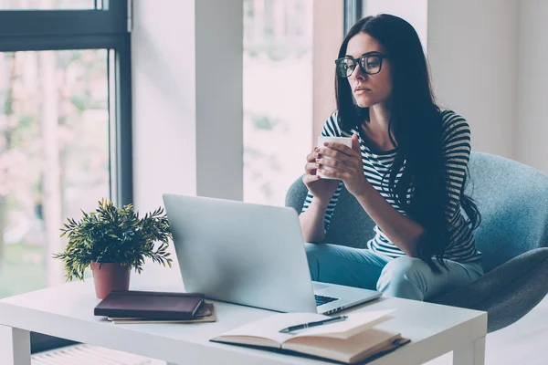 Vrouw werkt op laptop — Stockfoto