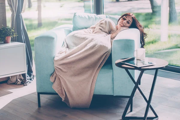 Woman sleeping in a big comfortable chair — Stockfoto