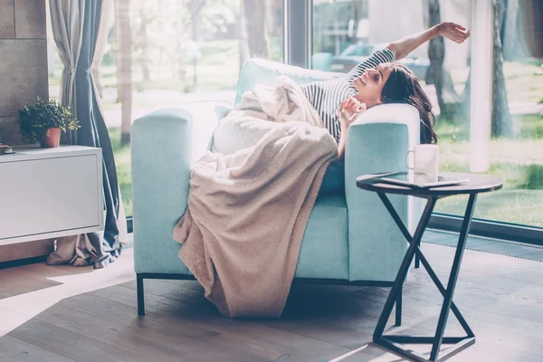 Woman stretching out hands and smiling — Stock Photo, Image