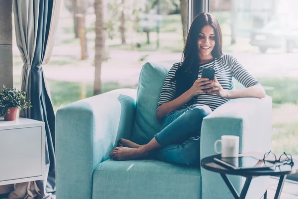 Woman looking at her smart phone — Stock Photo, Image