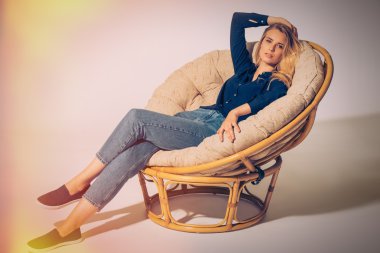 büyük bir rahat sandalyede oturan kadın