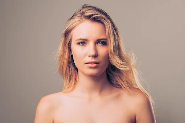 Young shirtless woman looking at camera — Stock Photo, Image