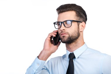 Mobil telefonda konuşurken kravatlı adam