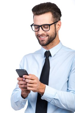 gömlek ve kravat cep telefonu tutan yakışıklı adam
