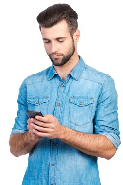 yakışıklı adam akıllı telefon tutan