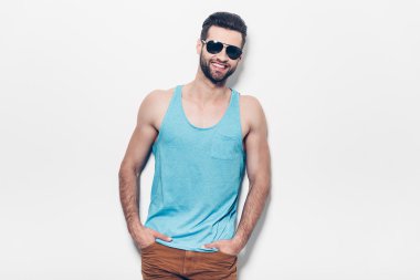 yakışıklı erkek güneş gözlüğü