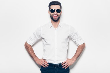 kalça üzerinde el ele tutuşan beyaz gömlekli adam