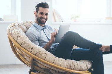 Dijital tablet üzerinde çalışan yakışıklı adam