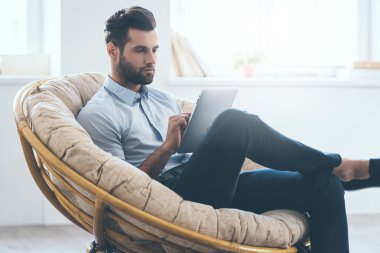 Dijital tablet üzerinde çalışan yakışıklı adam