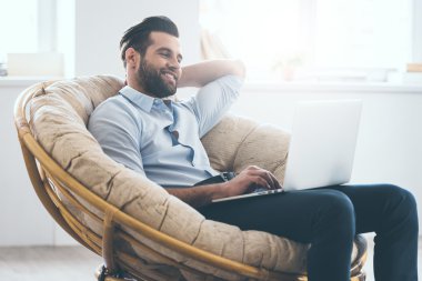 Dizüstü bilgisayarda çalışan adam