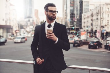 tam takım kahve fincanı tutan adam