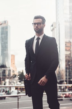 tam takım elbiseli adam sokakta yürürken