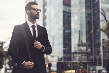 tam takım elbiseli adam sokakta yürürken