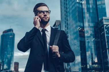 Mobil telefonda konuşurken tam takım elbiseli adam